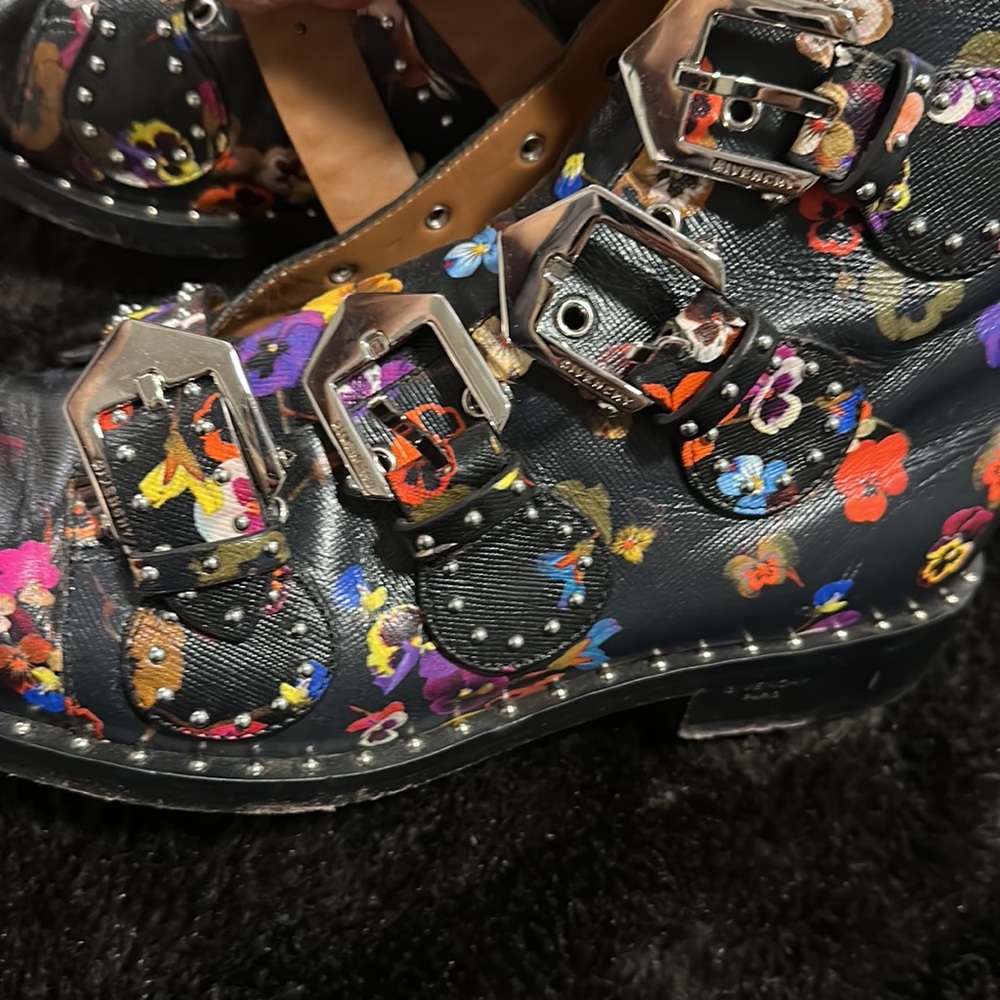 Givenchy - Picture 2 of 6
